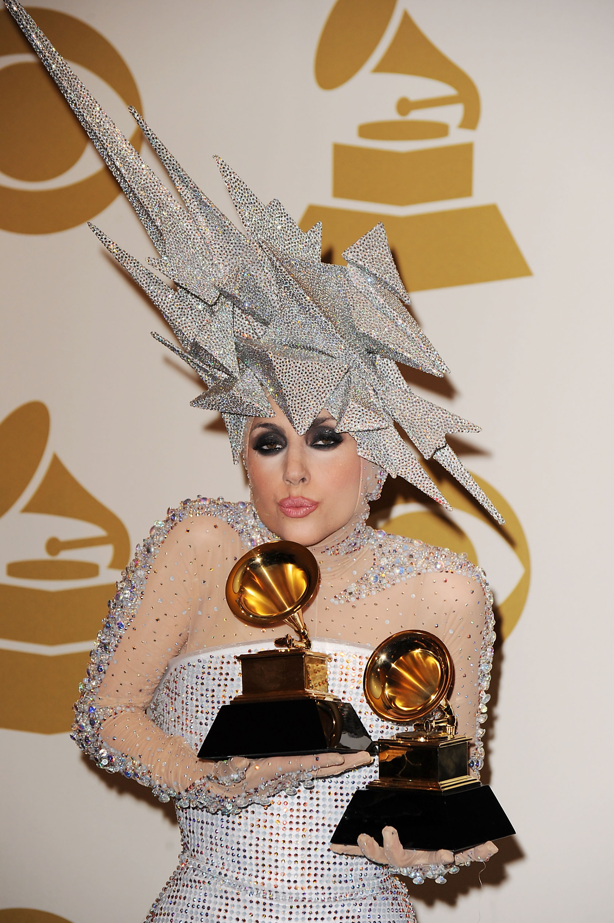 Леди гага костюмы. Леди Гага. Леди Гага Грэмми 2010. Сценические костюмы леди Гага.