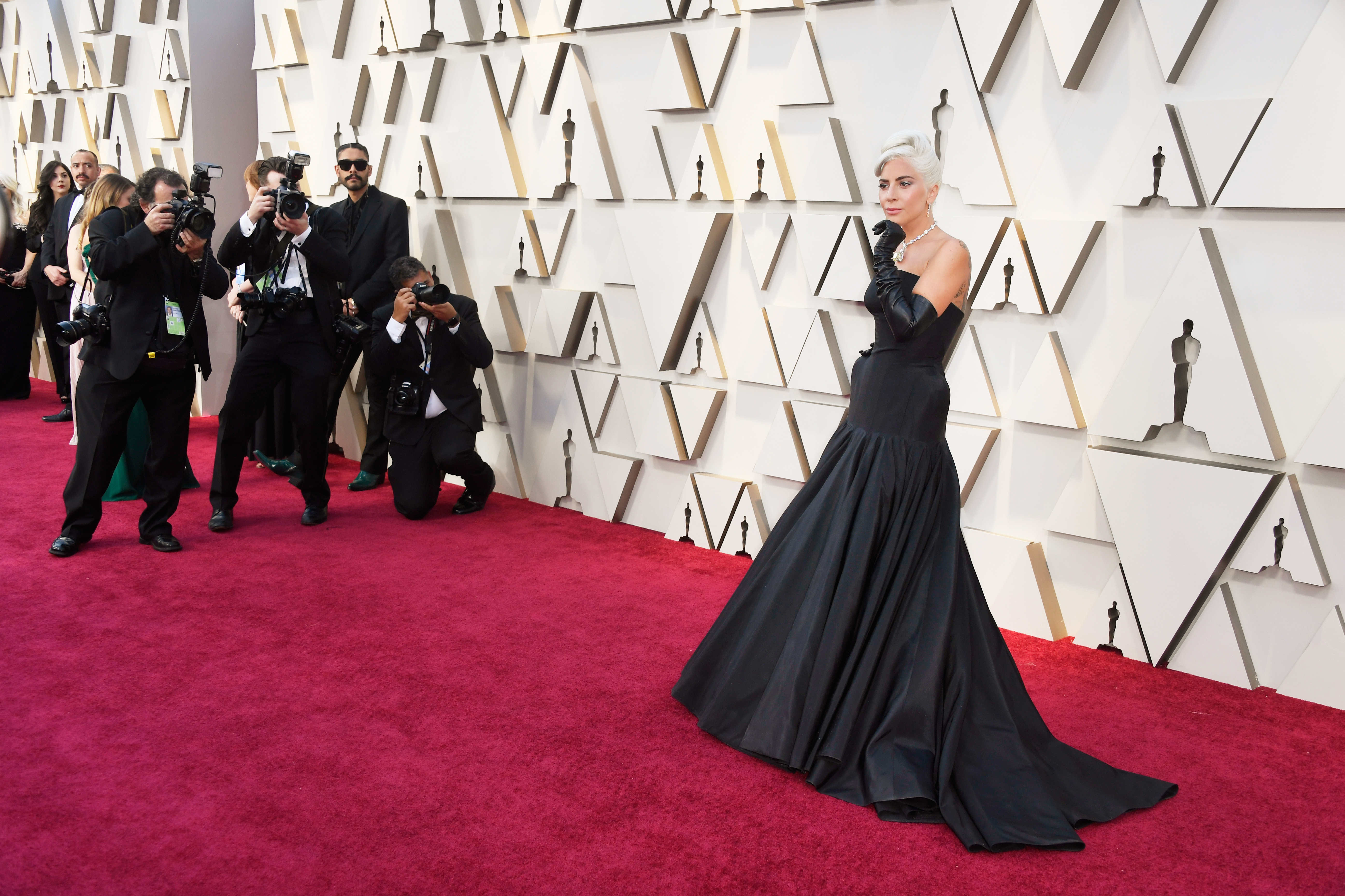 Песня на ковровой при полном параде. Леди Гага Оскар 2023. Леди Гага Оскар 2019. Lady Gaga 2021 ковровая дорожка. Оскар 2023 красная дорожка.